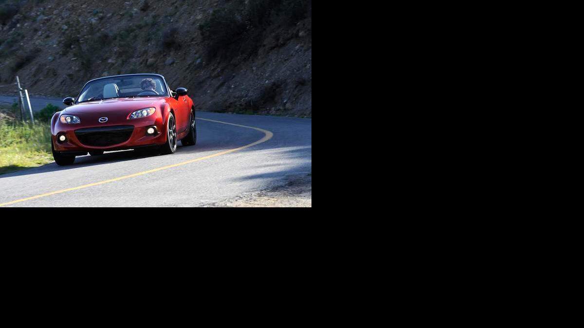 
El Mazda Miata MX-5 del 2015 es una opción ideal para los que buscan la emoción de un deportivo que llame la atención pero sin arruinar su presupuesto.
