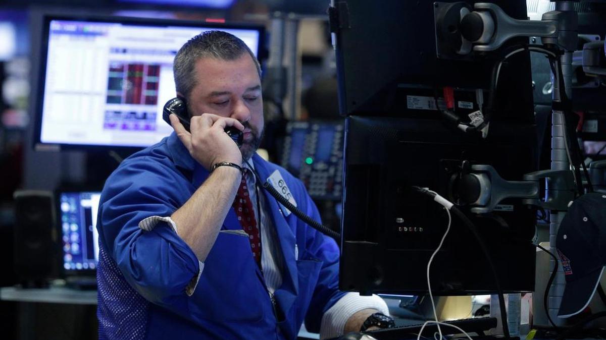 Corredores de bolsa trabajan en Nueva York. Wall Street abrió el jueves con fuertes pérdidasdespués de un nuevo cierre prematuro de las bolsas chinas que arrastraba a los mercados mundiales a otra oleada de ventas.