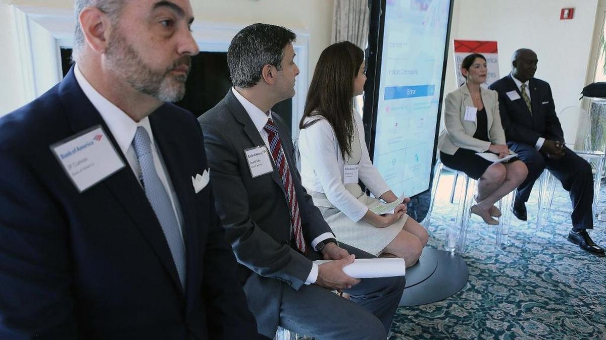 De izquierda a derecha Juan Pablo Cuevas, David Solís, Ileana Musa, Carla Molina ,y Baernard Hampton, ejecutivos del Bank of America, durante una conferencia de prensa el martes, en Miami.