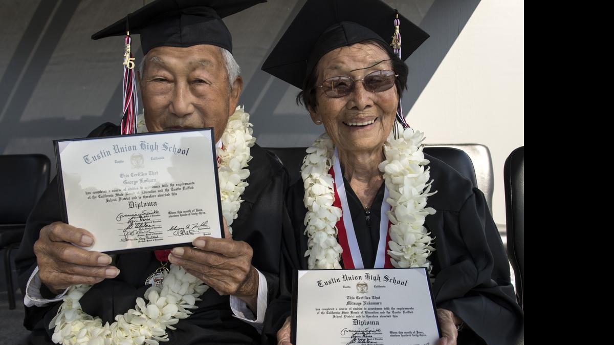 
George Kaihara (izq.) y su esposa, Miko Nakamura Kaihara, ambos de 90 años, recibieron sus diplomas de secundaria en Tustin, California, el 18 de junio de 2015. Después de jubilarse, tomar nuevas clases o terminar estudios que se dejaron son una gran opción. 
