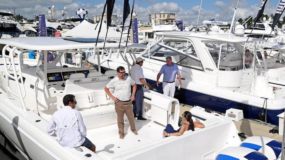 La ciudad costera de Fort Lauderdale, al norte de Miami, se convierte en noviembre en la “capital mundial de los yates”, con una exhibición de más de 1,500 embarcaciones.