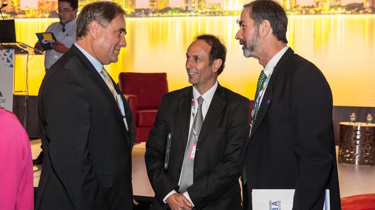 Giorgio Trettenero, secretario general de FELABAN (izq.), Gustavo Vega presidente de CLAB (cen.) y David Schwartz, presidente y CEO de FIBA.