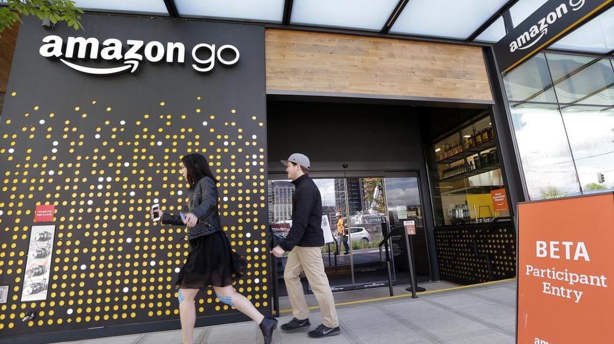 Foto de archivo de personas pasando frente a una tienda de “Amazon Go”, actualmente abierta solo para los empleados de Amazon, en Seattle.
