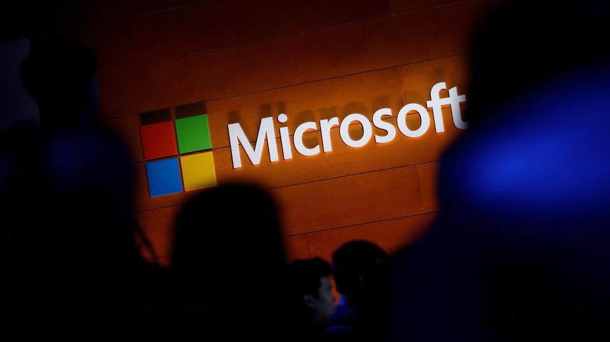 El logo de Microsoft es iluminado en una pared durante un evento de esa empresa el 2 de mayo.
