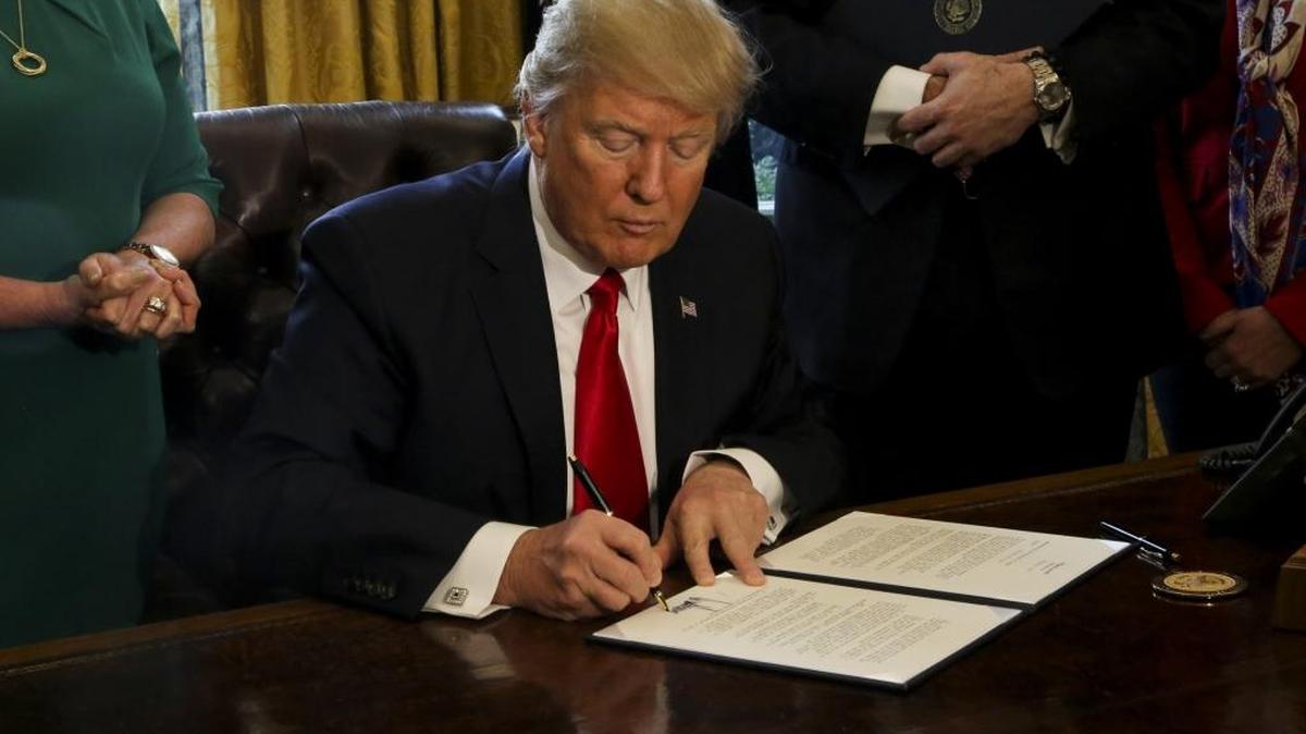 El presidente de EEUU, Donald Trump, firma la semana pasada órdenes ejecutivas incluyendo una sobre la revisión de las regulaciones financieras.