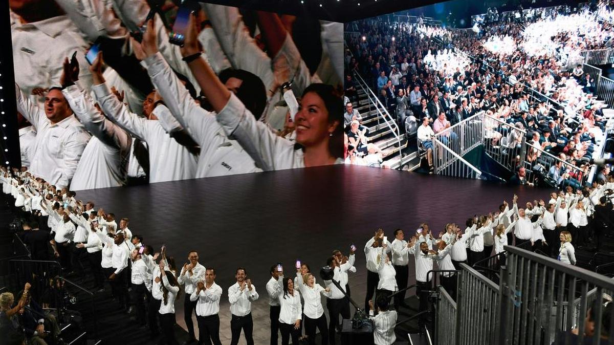 Miembros de la empresa Samsung muestran el nuevo modelo Note 8 en el evento Samsung Galaxy Unpacked 2017 el 23 de agosto de 2017 en New York.