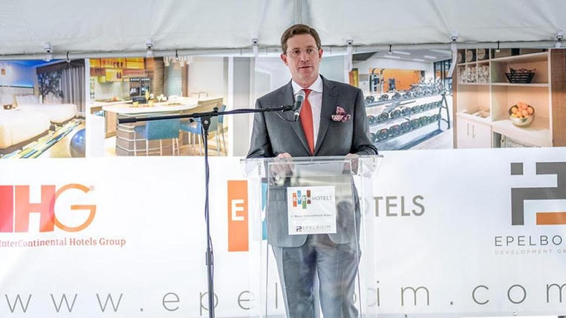 Noel Epelboim, presidente de Epelboim Development Group, habla durante la ceremonia de colocación de la primera piedra del nuevo complejo hotelero Even