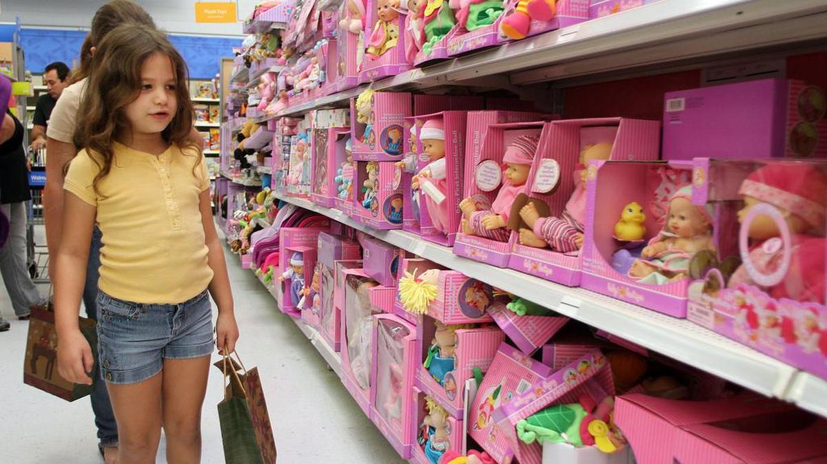 Una niña mira en la sección de juguetes de Walmart, mientras compra durante el evento anual Shop-With-A-Cop del Departamento de Policía de Hialeah, que entrega a los niños desfavorecidos del área tarjetas de regalo, el 18 de diciembre del 2010.