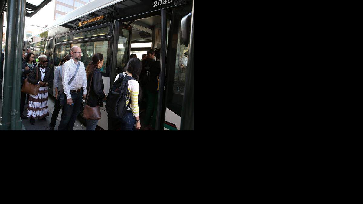 
Millones de usuarios de transporte público de todo el país, usan las nuevas tecnologías diseñadas para dispositivos móviles para acceder a las rutas y horarios de autobuses en tiempo real, y para crear un mapa de sus desplazamientos.
