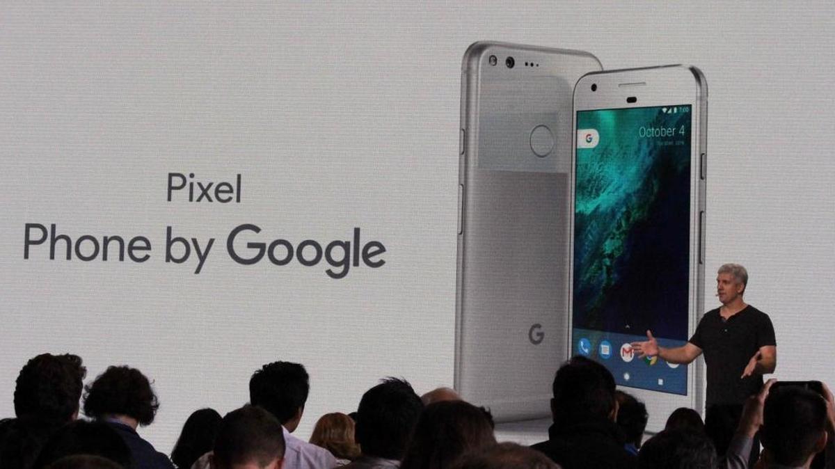Rick Osterloh de Google presenta el nuevo inteligente Pixel de esa empresa, el martes durante la conferencia de la compañía en San Francisco.