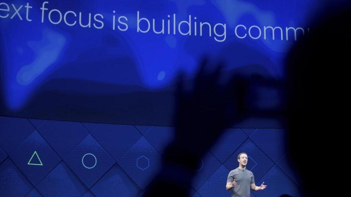 El CEO de Facebook, Mark Zuckerberg, en la apertura de la esperada conferencia F8, un evento que anticipa las tendencias por las que apostará la compañía en el futuro y que se celebra en California.