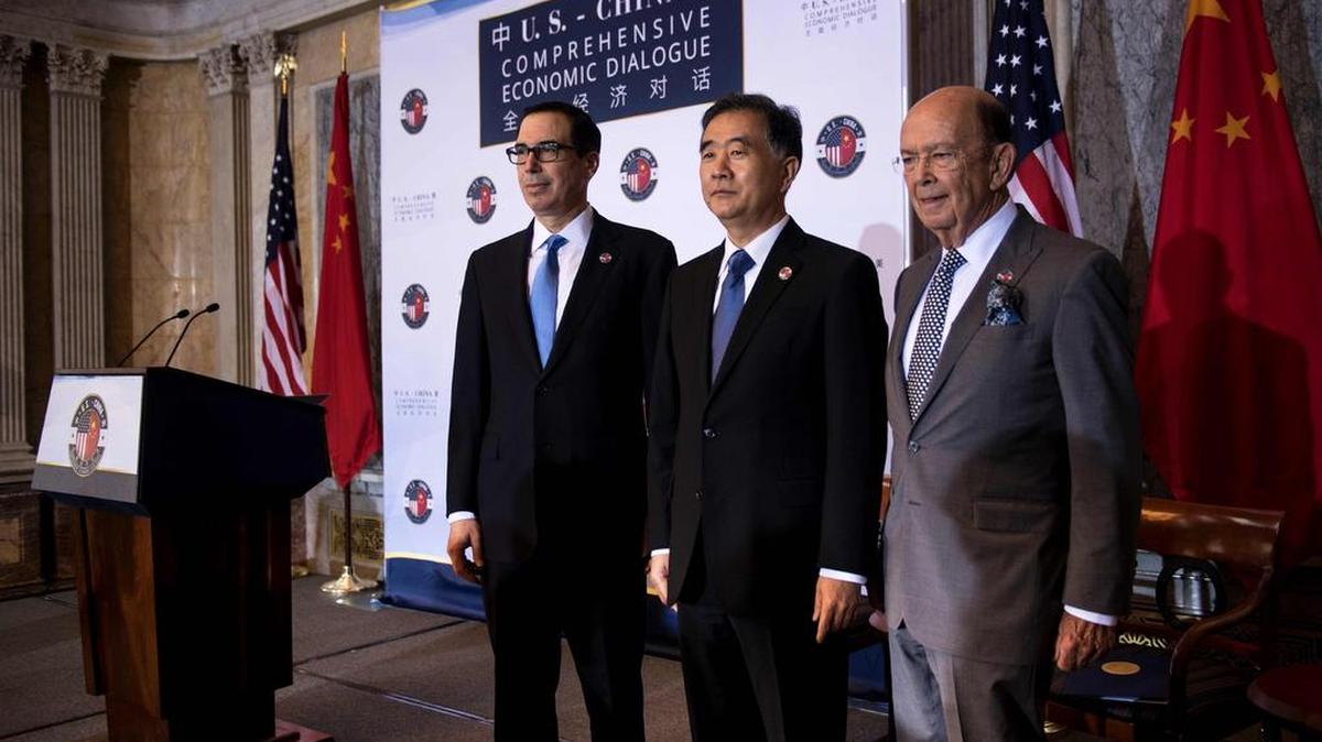 El secretario del Tesoro Steven Mnuchin (izq.), el tercer viceprimer chino Wang Yang (cen.), y el secretario de Comercio de EEUU, Wilbur Ross, posan el miércoles en Washington.