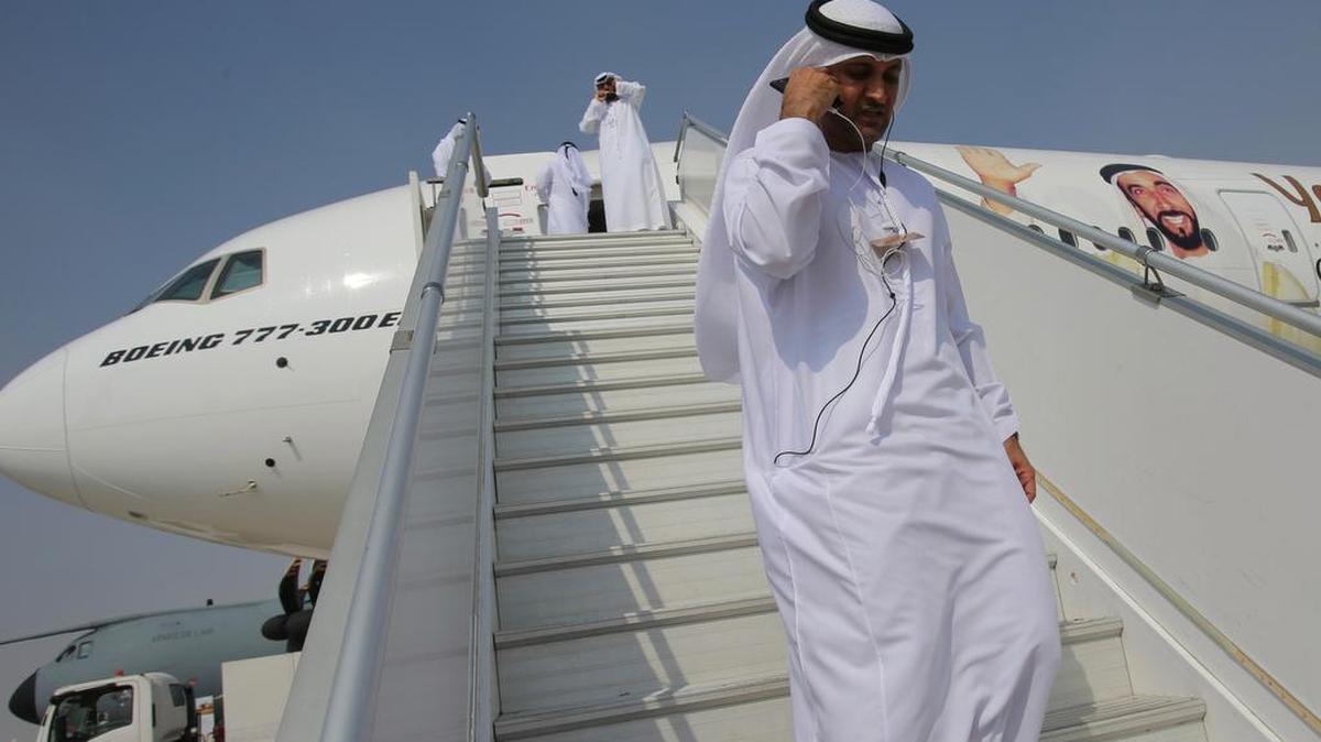 Funcionarios de los Emiratos Árabes Unidos inspeccionan un Airbus A-380.