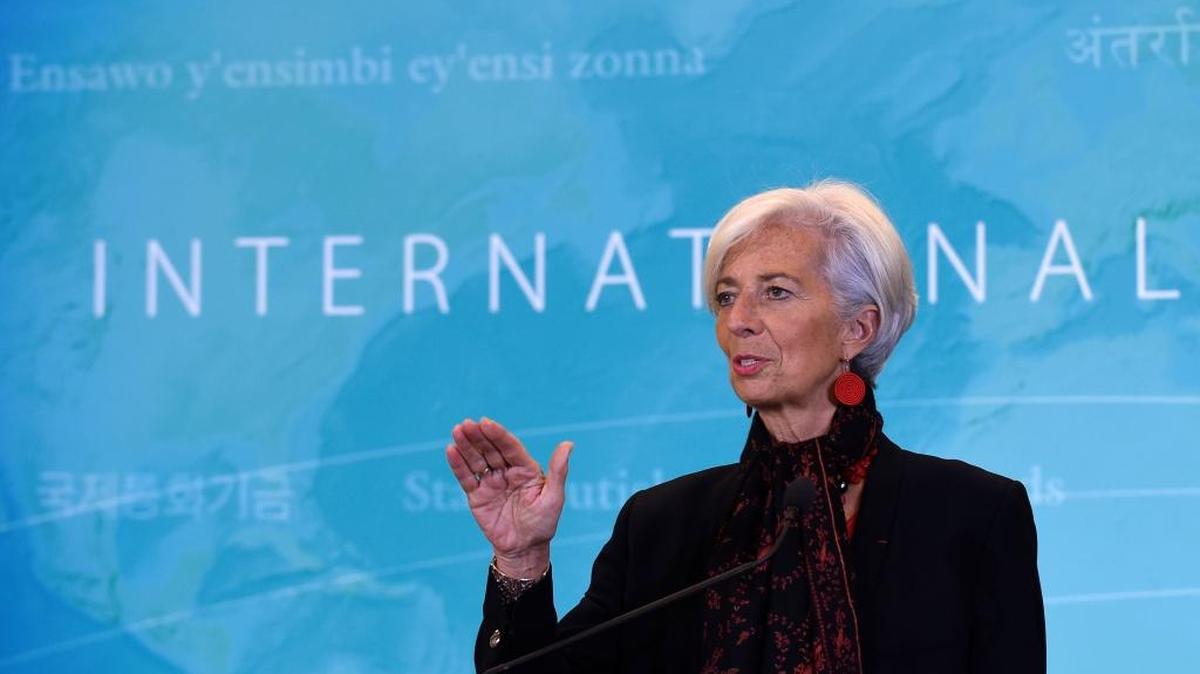 La directora gerente del Fondo Monetario Internacional (FMI), Christine Lagarde, habla el lunes durante una conferencia de prensa en Washington, donde anunció la inclusión del yuan en la cesta de monedas.