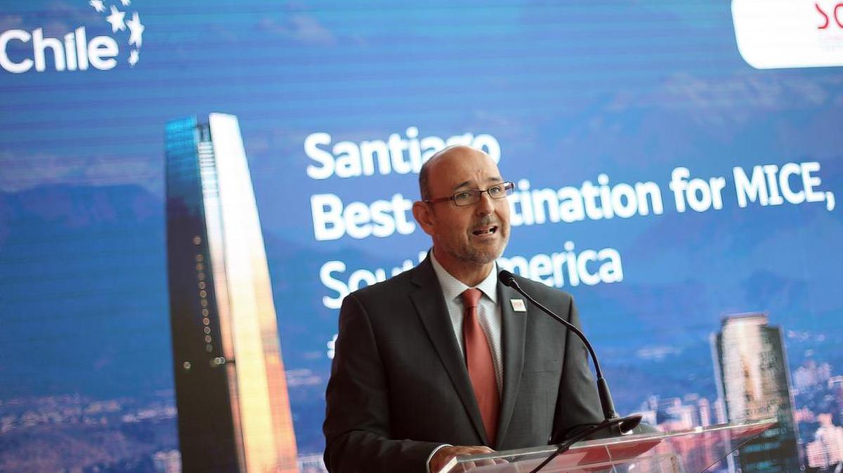 El presidente de Santiago Convention Bureau, Robert Schmitz, habla en una ceremonia de la revista especializada Business Destinations el lunes 5 de junio de 2017, en Santiago de Chile.
