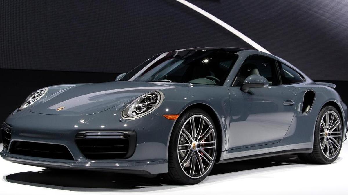 El nuevo Porsche 911 Turbo es presentado en el Salón Internacional del Automóvil de Norteamérica el lunes, en el Centro Cobo de Detroit.