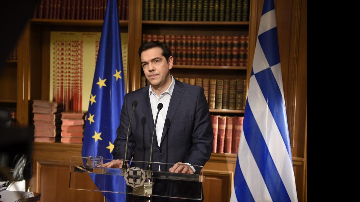 
El primer ministro griego, Alexis Tsipras, dirigiéndose a su país a través de un mensaje televisado desde su oficina en Atenas, Grecia, el miércoles. Tsipras ha pedido el 'no' en el referéndum que se celebrará el próximo domingo. 
