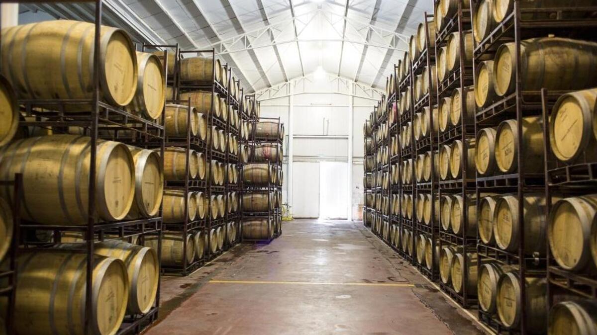 Barriles de vino en la Bodega Santa Julia, en Mendoza, Argentina. Ese país fue uno de los tres principales productores de Latinoamérica afectados por la caída de la producción en el 2016.
