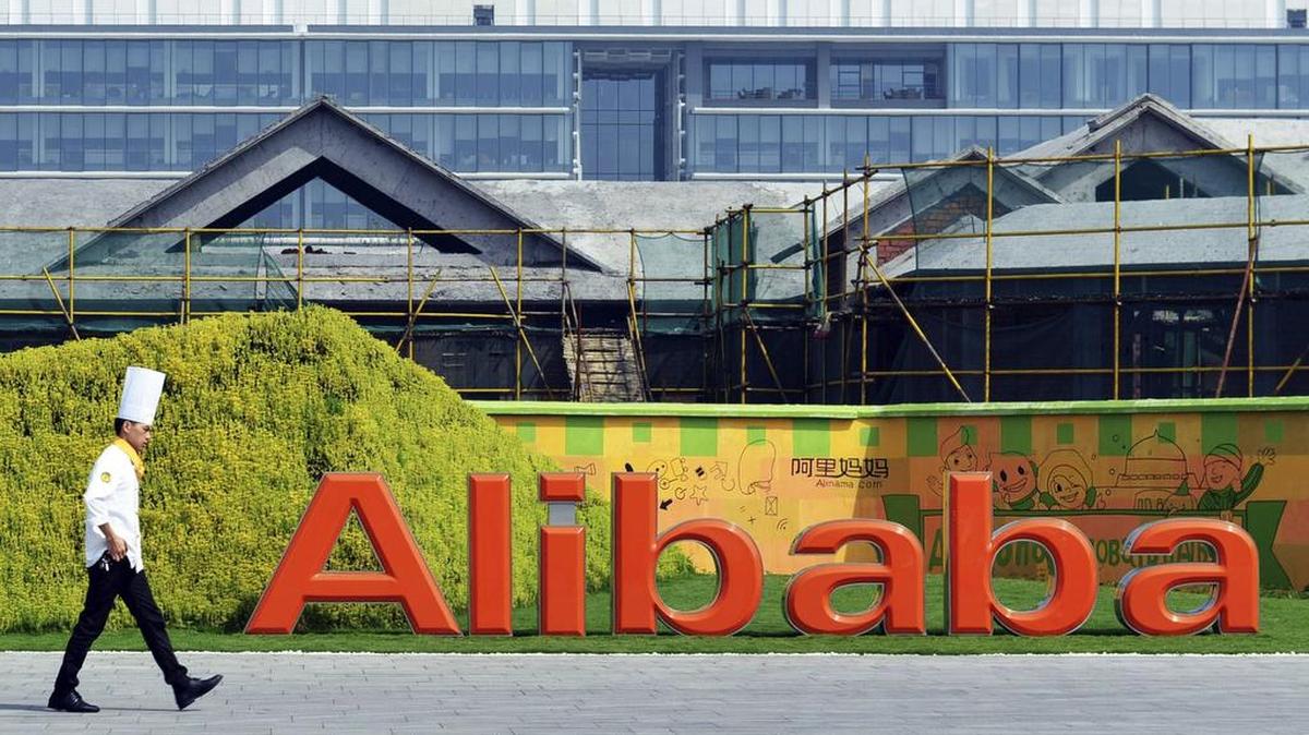 Un chef camina por los exteriores de la sede del grupo Alibaba, en Hangzhoum, China. Foto de archivo.