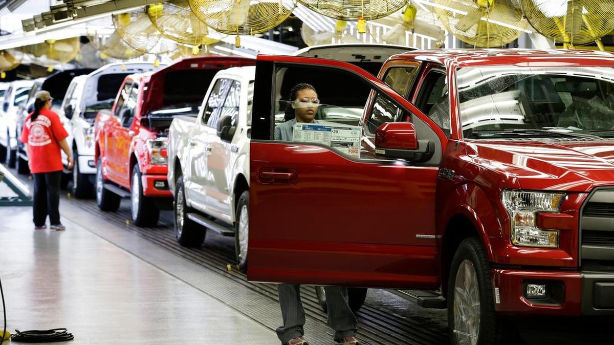 
Los cuatro mayores fabricantes en EEUU (GM, Ford, Fiat Chrysler y el grupo Toyota) terminaron septiembre con fuertes aumentos, superiores al 10 %. De los cuatro, el que más se benefició fue Ford, cuyas ventas crecieron un 23 %.
