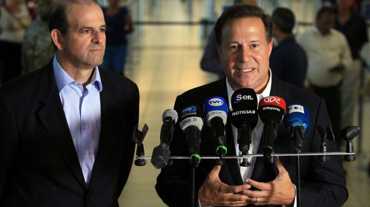 El presidente de Panamá, Juan Carlos Varela, (der.)declara a la prensa el viernes en Ciudad de Panamá (Panamá). El gobierno aseveró que la diplomacia y la cooperación serán las vías que usará para hacer frente a la decisión “innecesaria y equivocada” de Francia.
