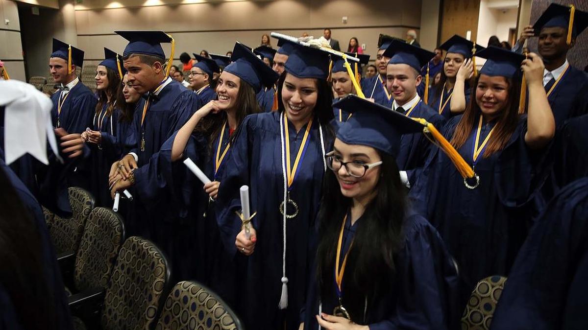 Jóvenes estudiantes celebran tras recibir sus diplomas durante una ceremonia de graduación en la Universidad Internacional de Florida. Archivo.