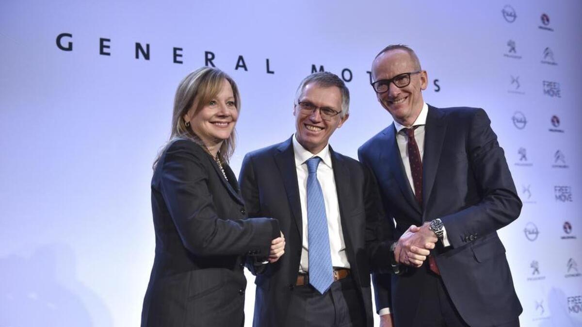El CEO de PSA Carlos Tavares (cen.), el CEO de Opel Karl-Thomas Neumann y la CEO de General Motor Mary Barra posan en Francia el 6 de marzo de 2017.