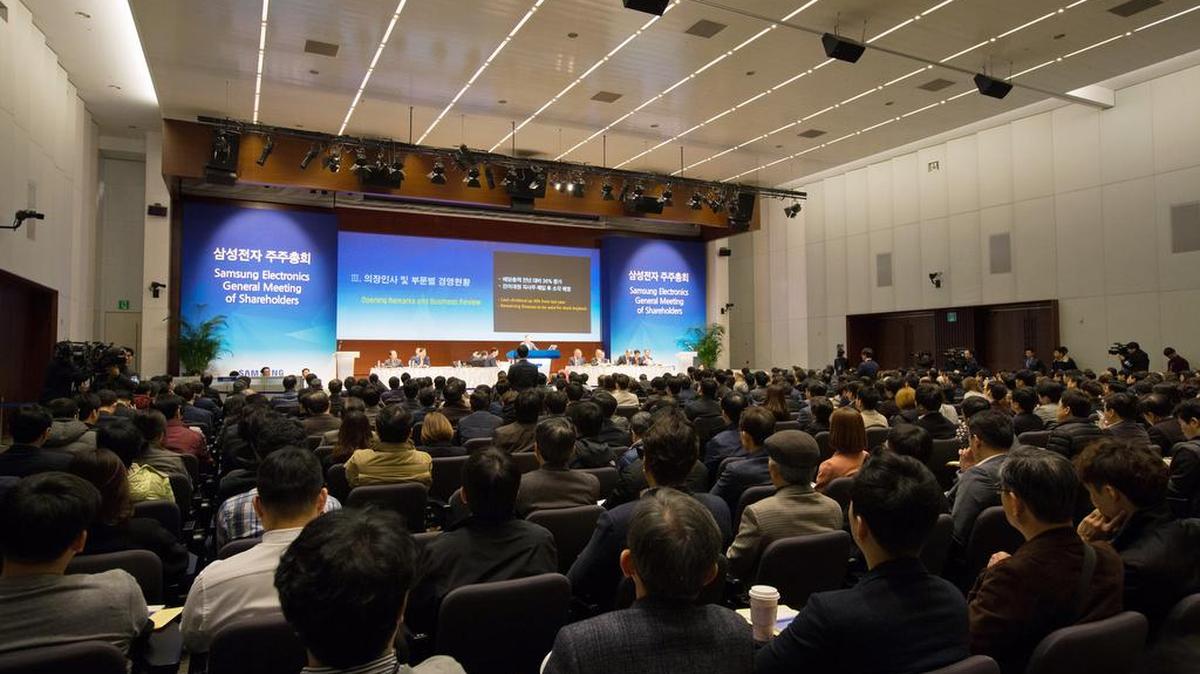 Los accionistas asisten a la reunión general de Samsung Electronics Co. en el edificio de oficinas Seocho de la compañía en Seúl, Corea del Sur, el viernes, 24 de marzo de 2017.