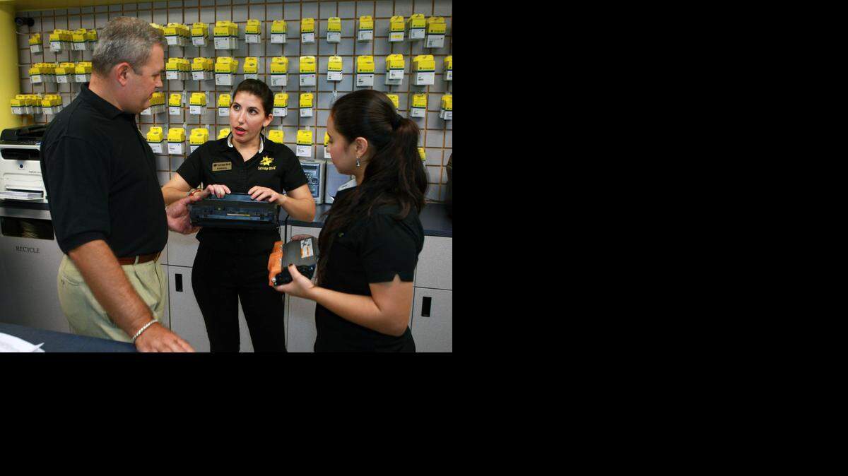
Francisco Garrido, “master’’ de franquicias de Cartridge World en Miami, con las técnicas Katherin Ramayo (centro) y Martha Arguello (derecha).
