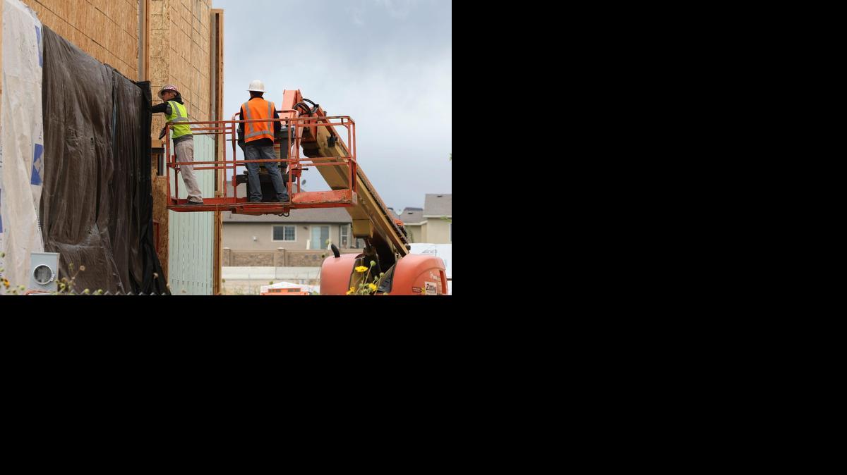 
La construcción de casas nuevas en el país disminuyó 2% en enero, con una caída significativa en el sector de viviendas unifamiliares, informó el miércoles el Departamento de Comercio.
