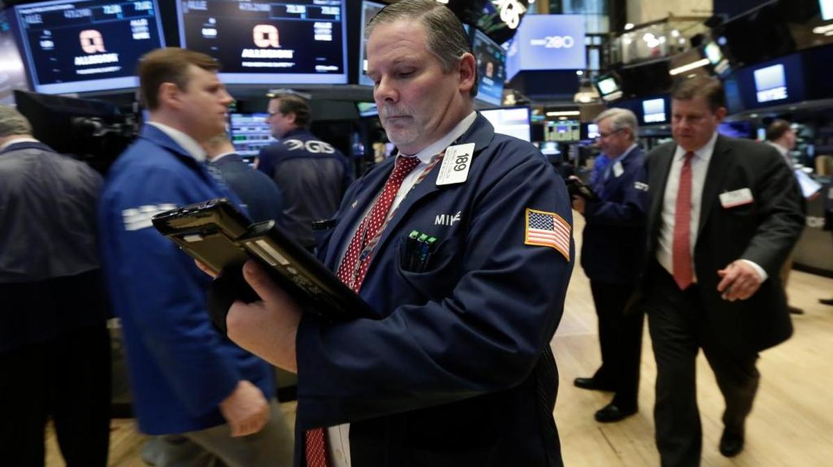El agente bursátil Michael Conlon (cen.) en la bolsa de valores de Nueva York. El barril del crudo perdió $2.86 a $50.28 en los contratos para abril.