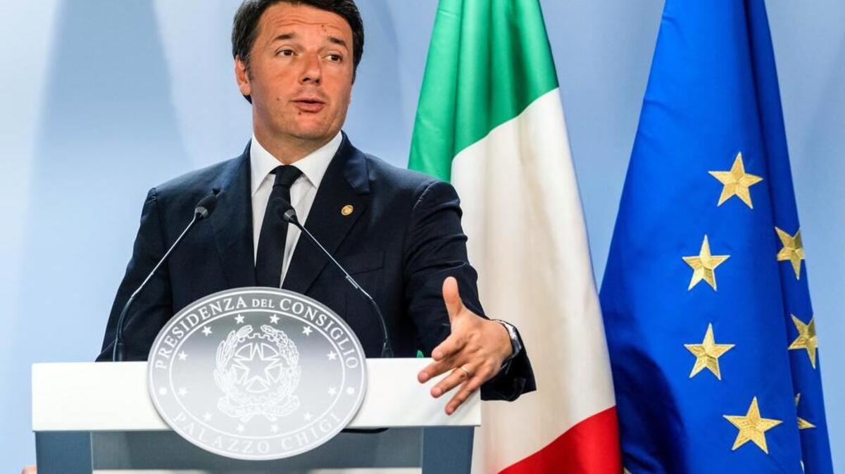 El primer ministro italiano Matteo Renzi habla durante la cumbre de la UE en Bruselas.