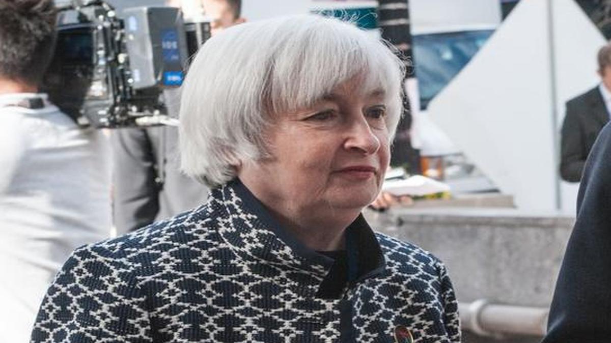 
Janet Yellen, presidenta de la Reserva Federal, conversa con un asesor en Washington, el 16 de abril. 
