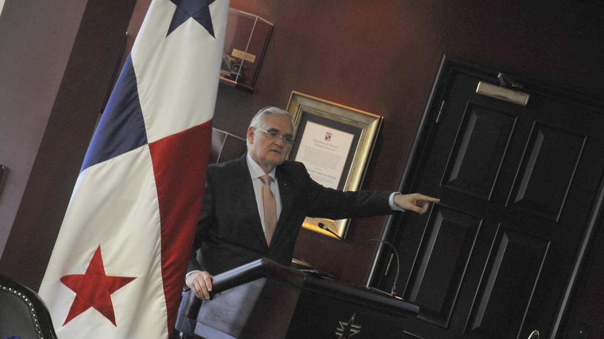 El administrador de la Autoridad del Canal de Panamá, Jorge Luis Quijano, presenta los resultados a un año de la ampliación del Canal, ante los medios el jueves en Ciudad de Panamá.