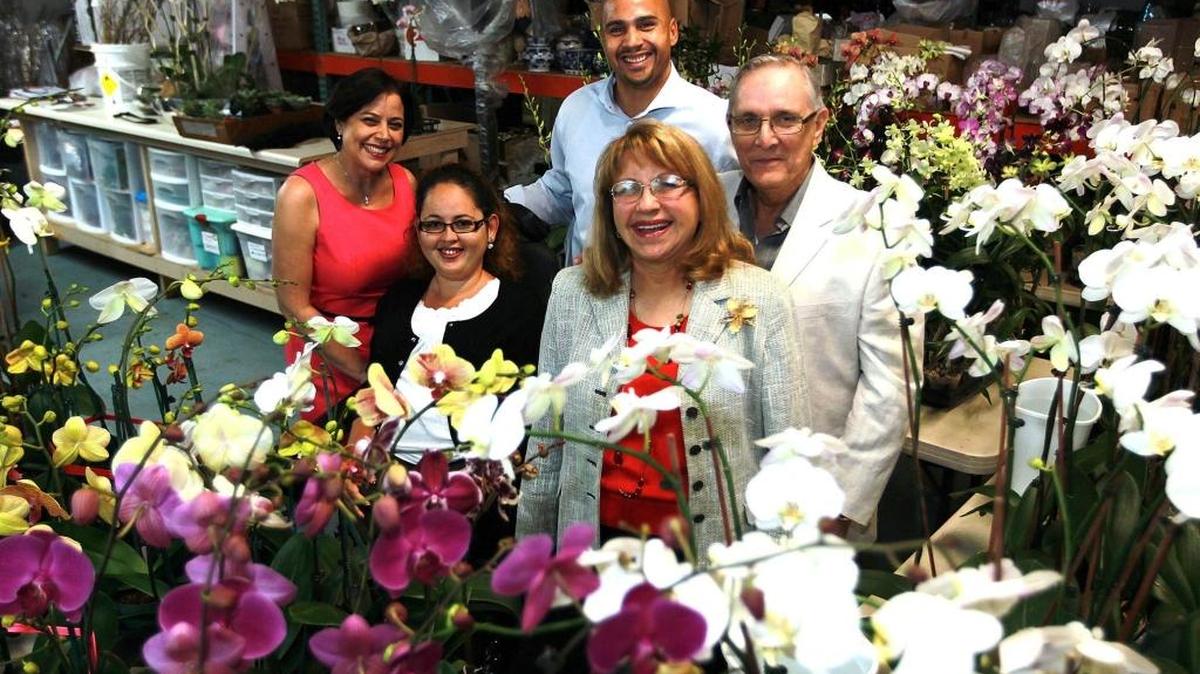 Carmen y Carlos Segrera, (der.) son propietarios del pequeño negocios C.S. Orchids, Inc, con miembros de SCORE, en septiembre del 2014.
