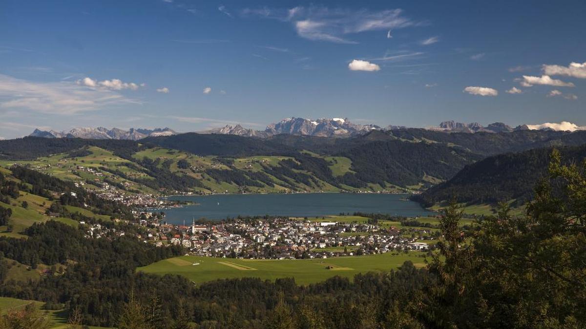 Vista general del cantón de Zug, en Suiza y a pocos kilómetros de Zúrich, donde se encuentra "Crypto Valley", un "valle" al estilo del Silicon Valley californiano para empresas emergentes y desarrolladoras que operan e innovan en el mundo de las tecnologías blockchain, el registro de transacciones digitales que transfiere y almacena datos de manera segura, anónima y permanente, y la criptografía.