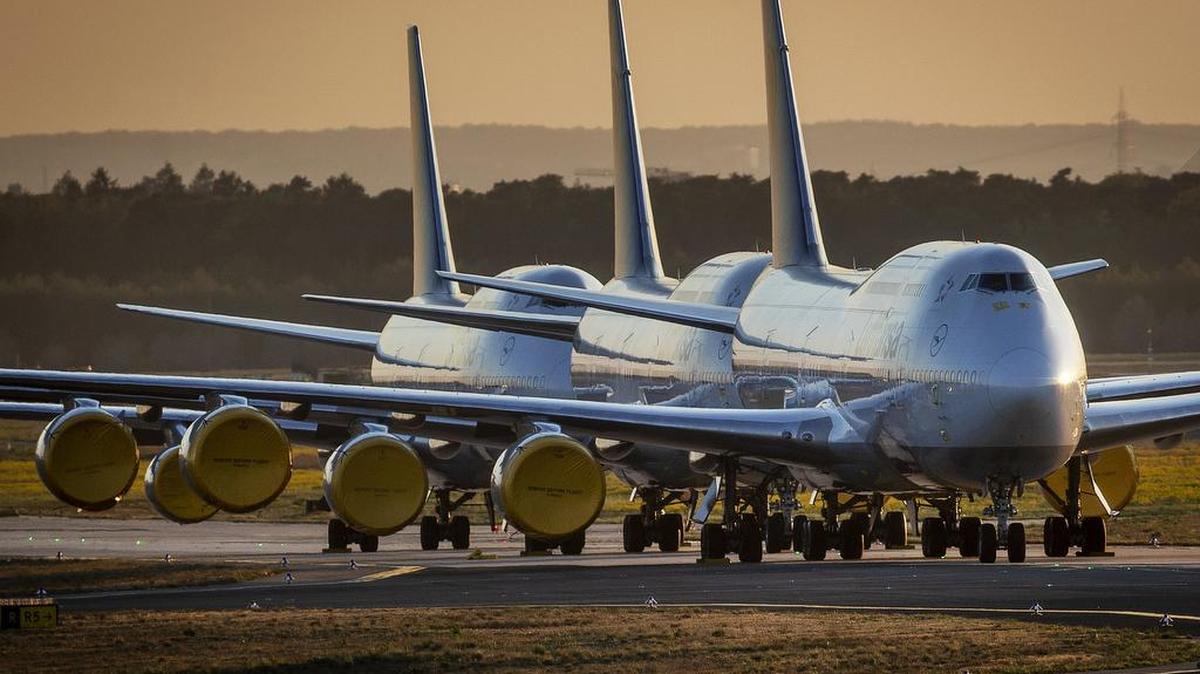 Tres aeronaves Boeing 747 estacionadas en el aeropuerto internacional de Frankfurt, Alemania. Boeing planea cortar un 10% de su fuerza laboral.