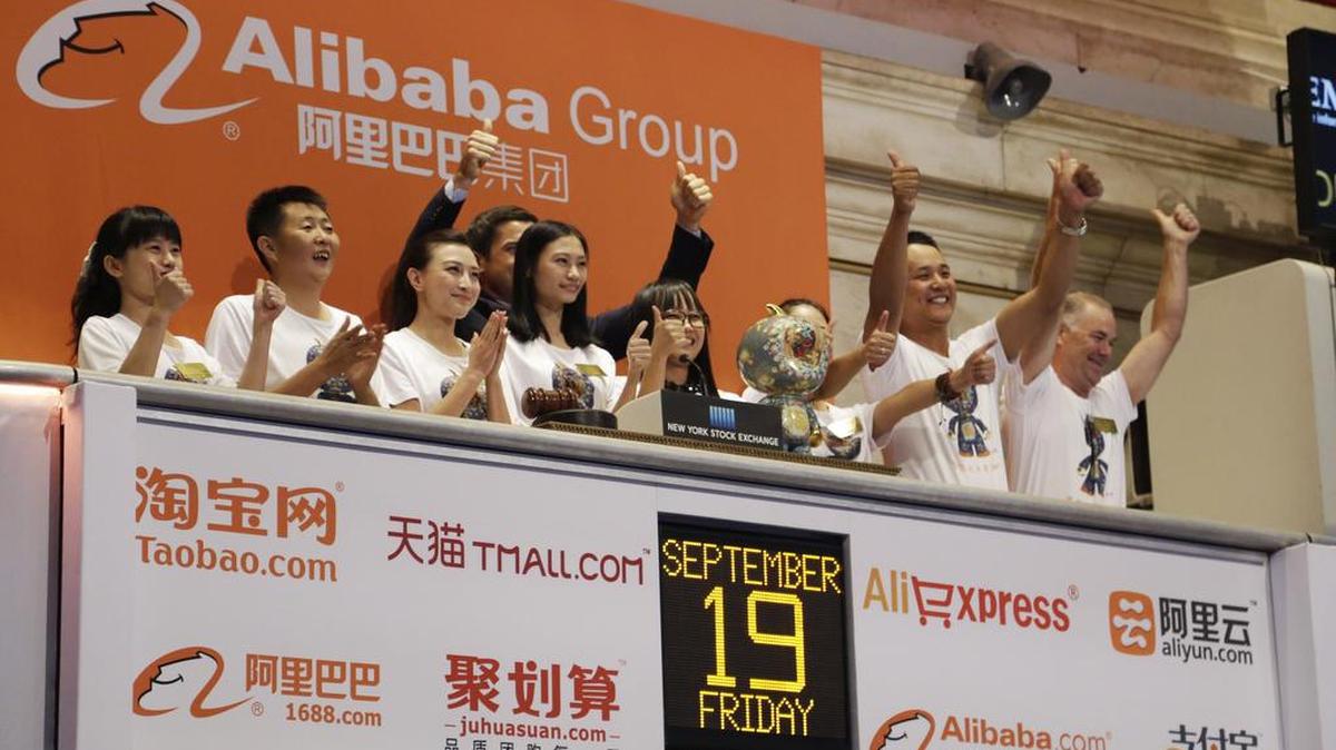 Empleados de Alibaba asisten a la apertura de la bolsa de valores de Nueva York el 19 de septiembre de 2014. Esa empresa anunció sus resultados financieros el jueves.