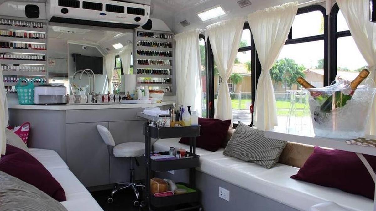 El salón móvil de belleza de manicura que presta servicios en Brickell, Coconut Grove, Coral Gables, Doral y Midtown.