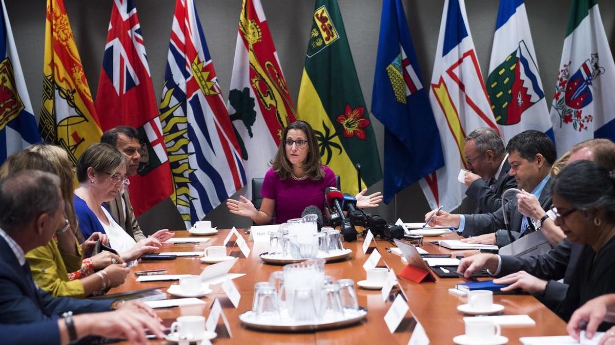 La ministra de Asuntos Exteriores de Canadá, Chrystia Freeland (cen.), encargada por el primer ministro, Justin Trudeau, de dirigir las negociaciones del TLCAN, en una reunión de consulta el 15 de agosto de 2017 en Toronto.