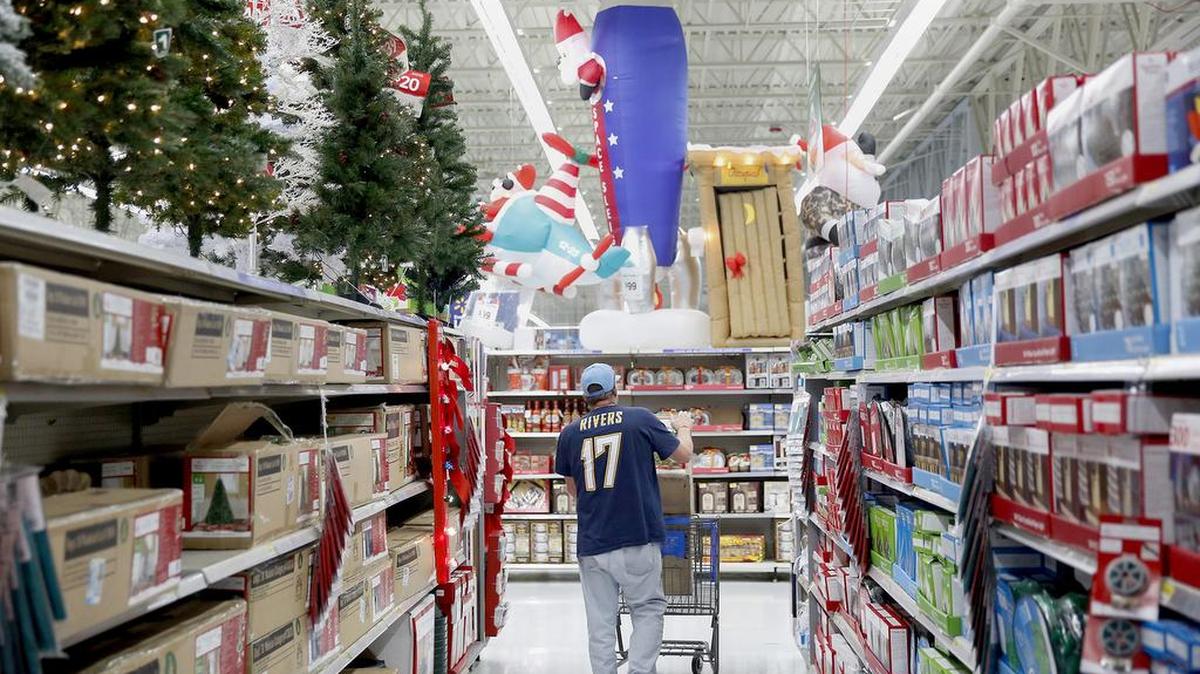 Una persona compra en una tienda de Wal-Mart Stores en California en el 2014.