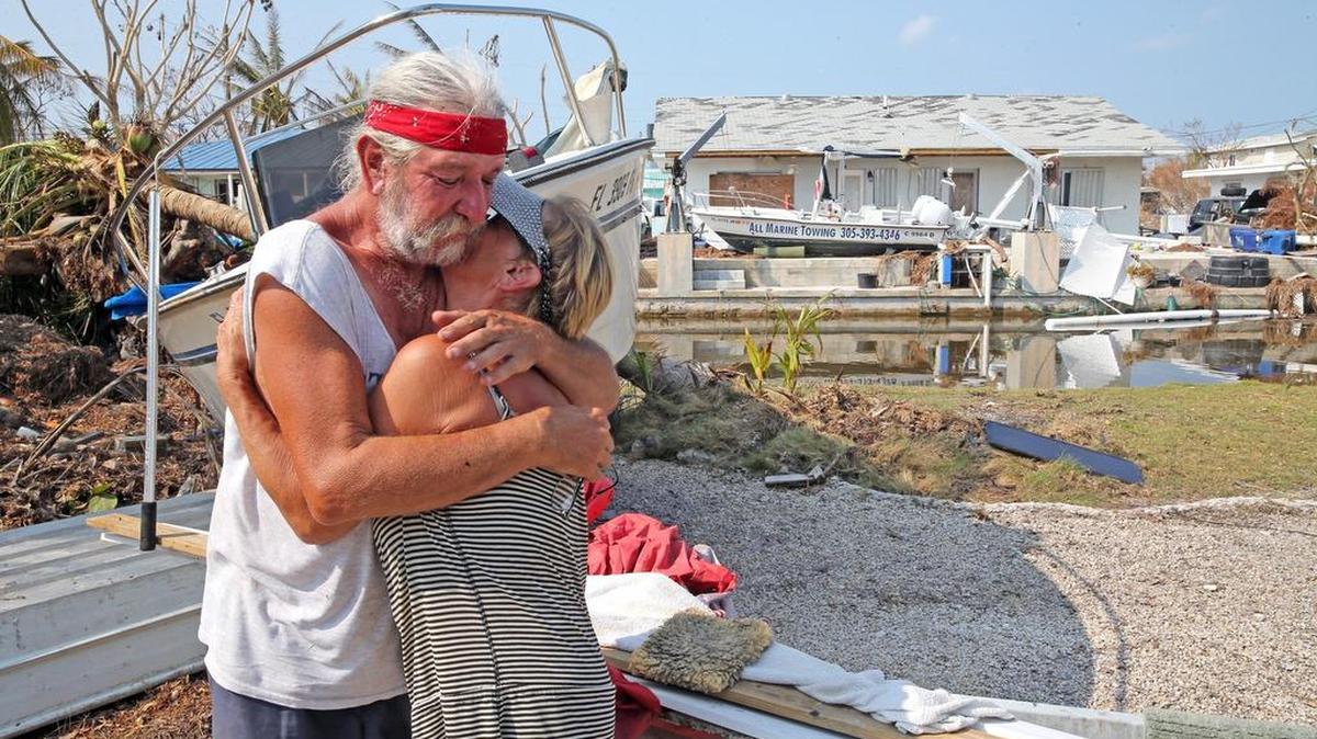 David y Dee Thorne se abrazan cerca de su casa en Big Pine Key, en los Cayos de Florida, tras observar cómo el huracán Irma daño su residencia.