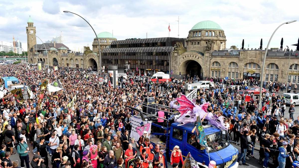 Cientos de personas participan en una manifestación antes del inicio de la cumbre del G20, en Hamburgo, Alemania, el miércoles 5 de julio de 2017.