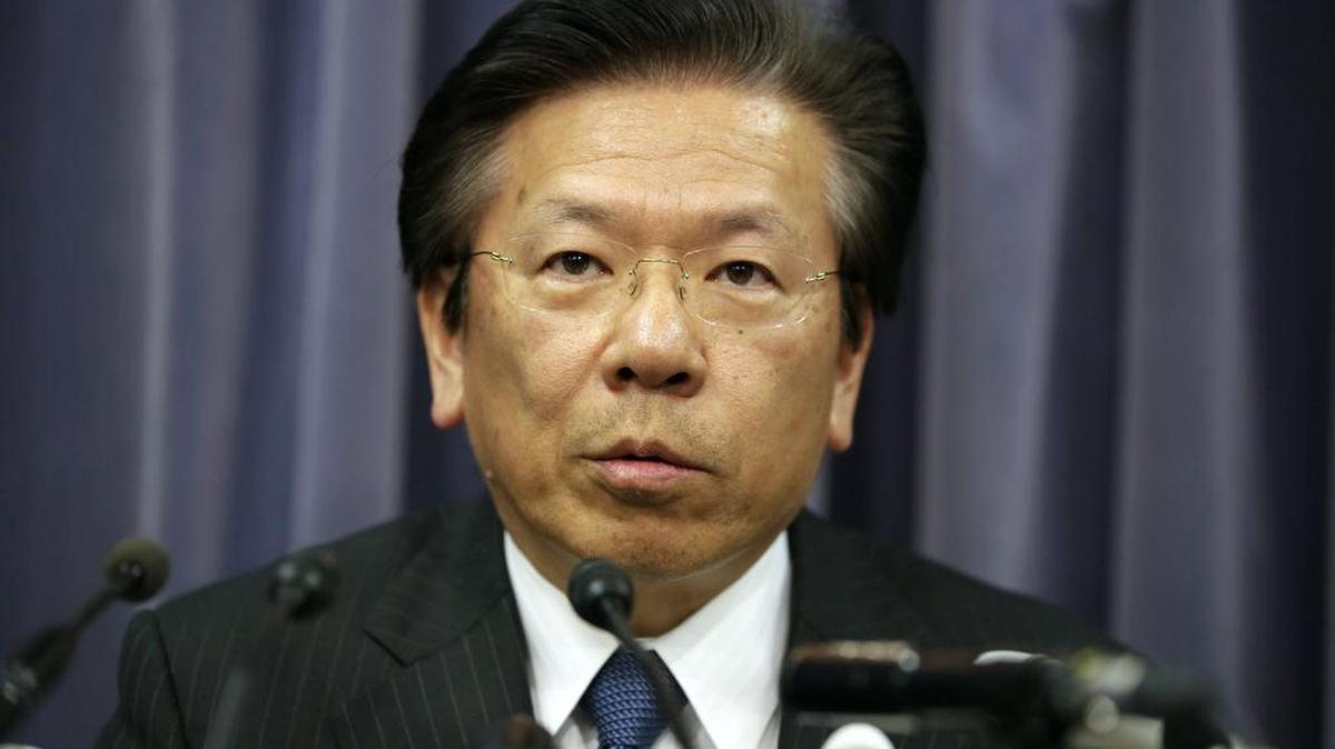 El presidente del fabricante nipón de vehículos Mitsubishi Motors, Tetsuro Aikawa, ofrece una rueda de prensa en el Ministerio de Transporte e Infraestructura japonés en Tokio, japón, hoy, 26 de abril de 2016.