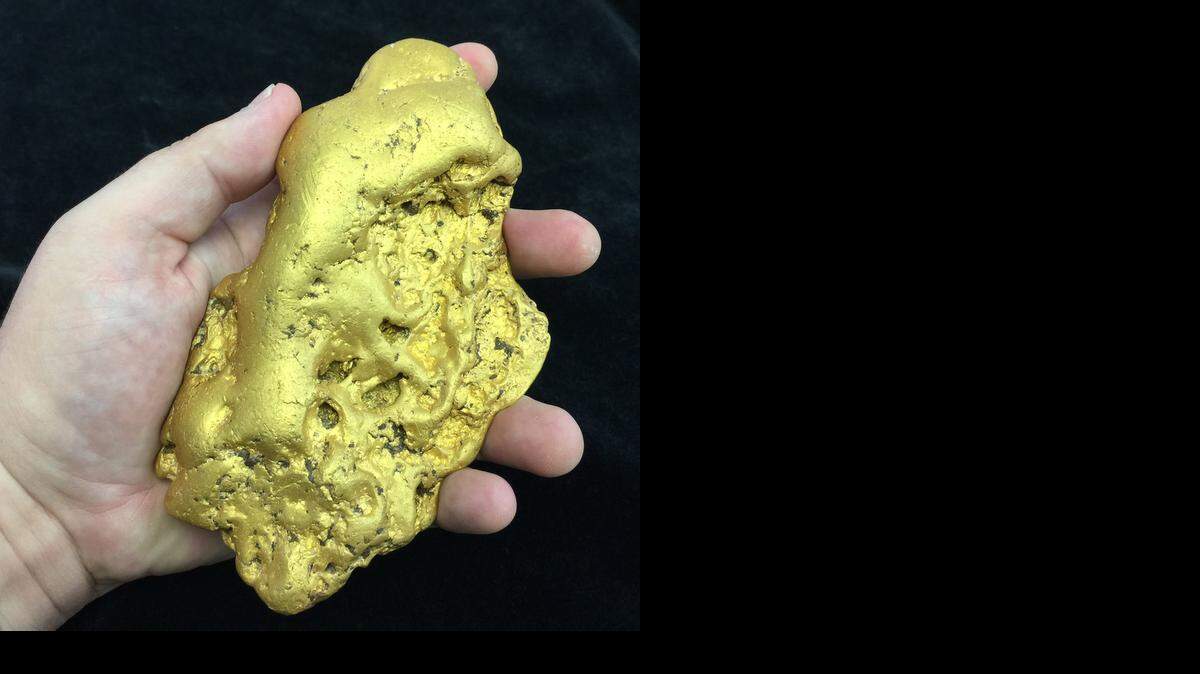 
La impresionante roca de seis libras de peso fue hallada en terrenos públicos del norte de California.
