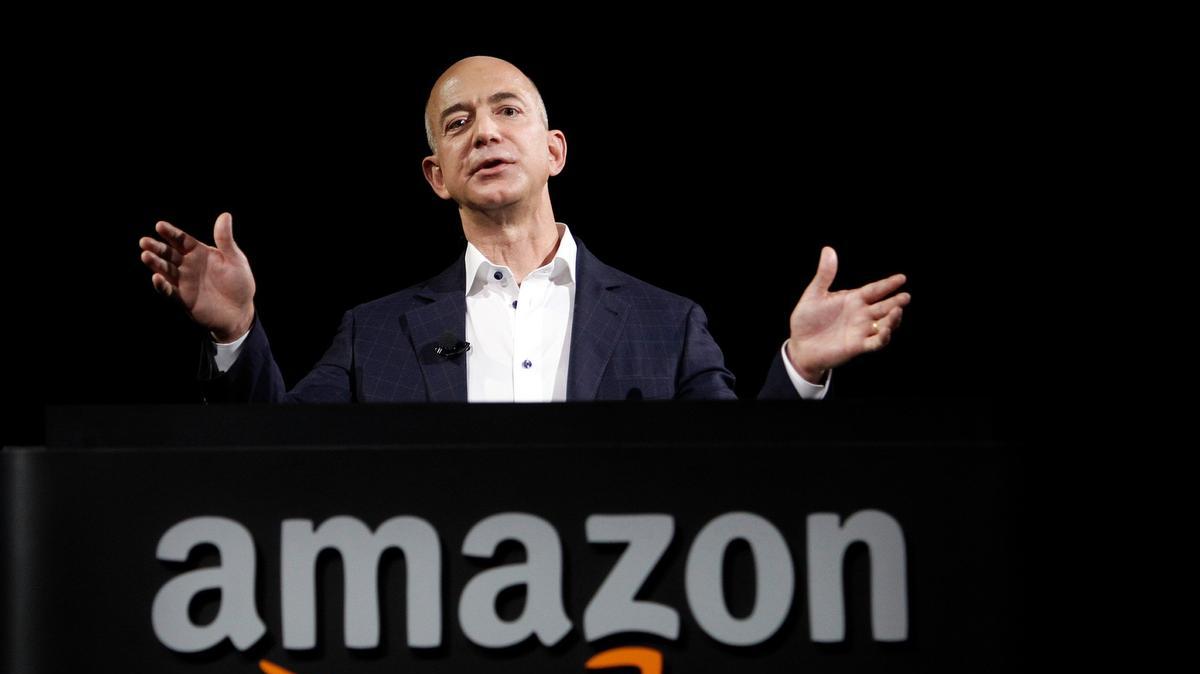 
El fundador de Amazon, Jeff Bezos, habla en una convención en Santa Mónica, California, en esta foto de archivo. La compañía cumple este miércoles dos décadas de creada.
