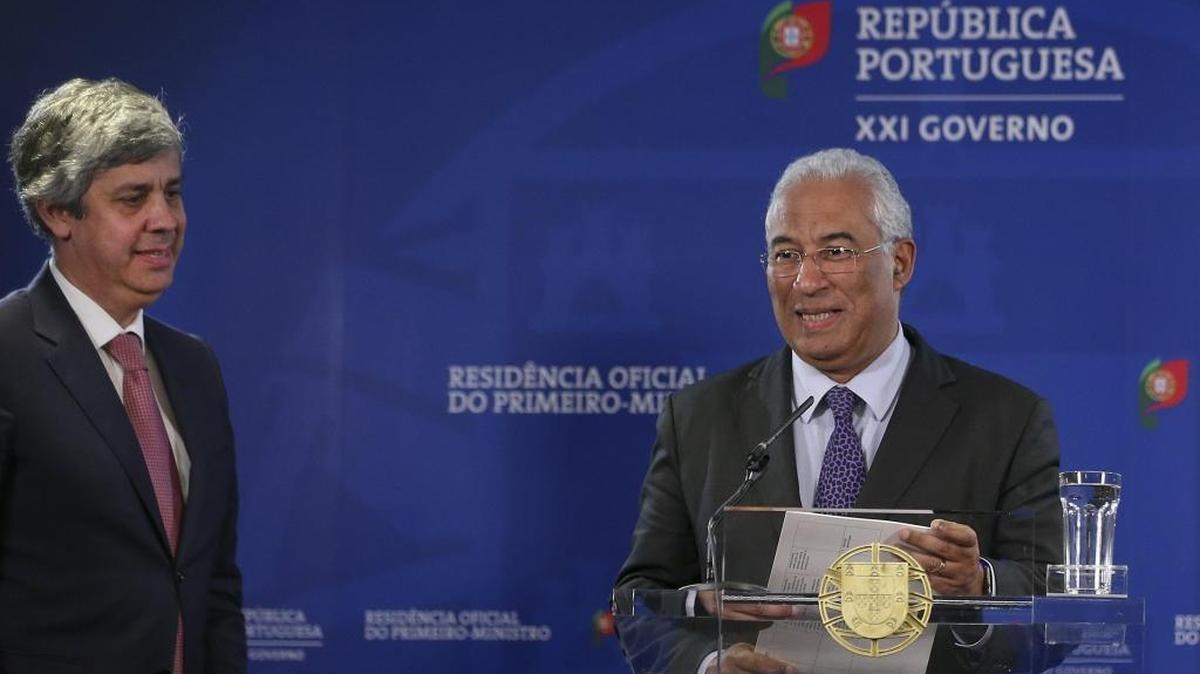 El primer ministro de Portugal, Antonio Costa (der.) y su ministro de Finanzas Mario Centeno, durante la rueda de prensa el viernes celebrada en Lisboa, para anunciar la venta.