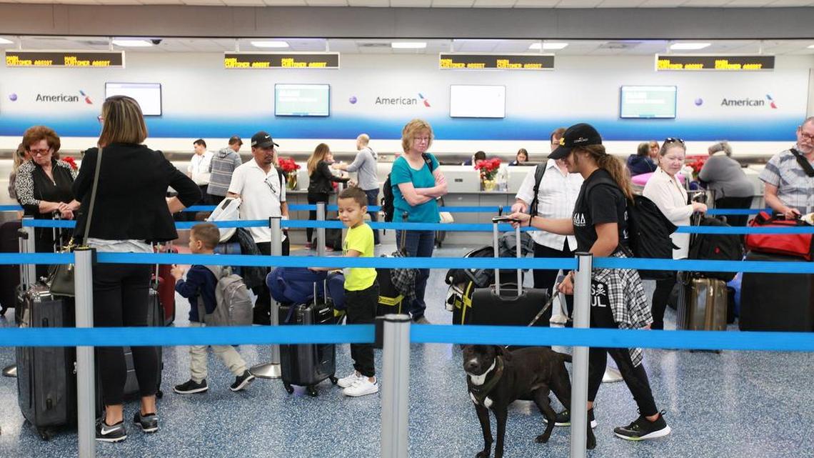 Vista general de viajeros en el Aeropuerto Internacional de Miami, en noviembre del 2016.