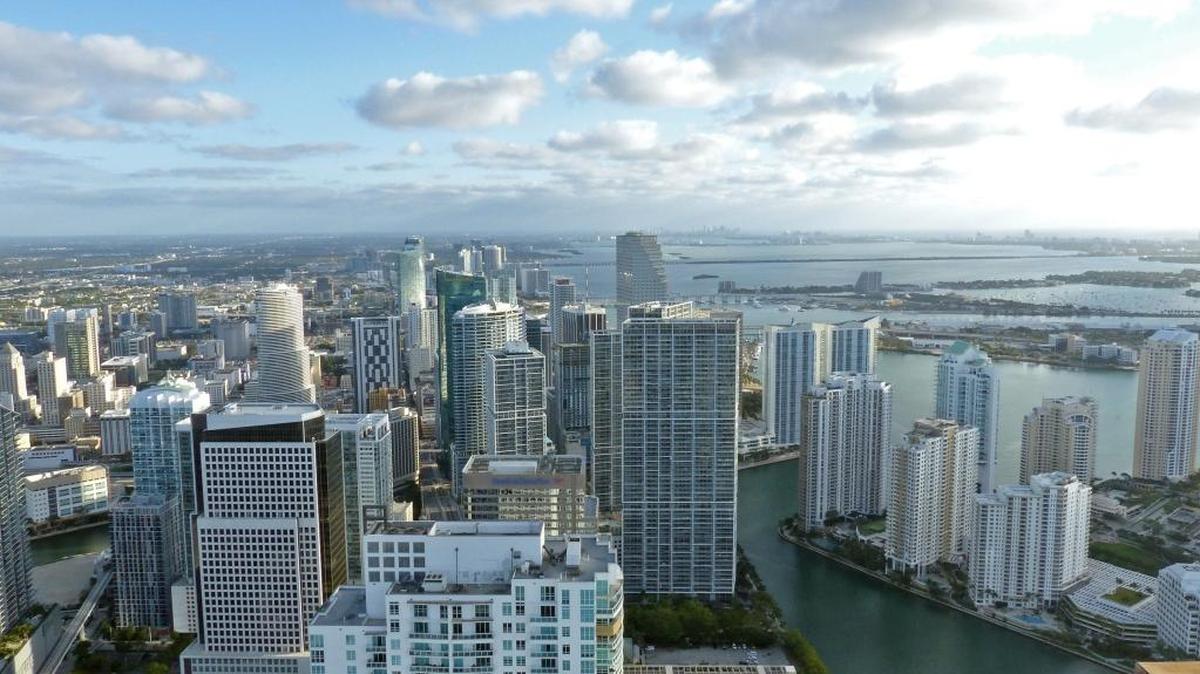 Vista de los edificios de Brickell y el downtown de Miami. El 54 por ciento de las ventas de condominio en Miami son en efectivo.