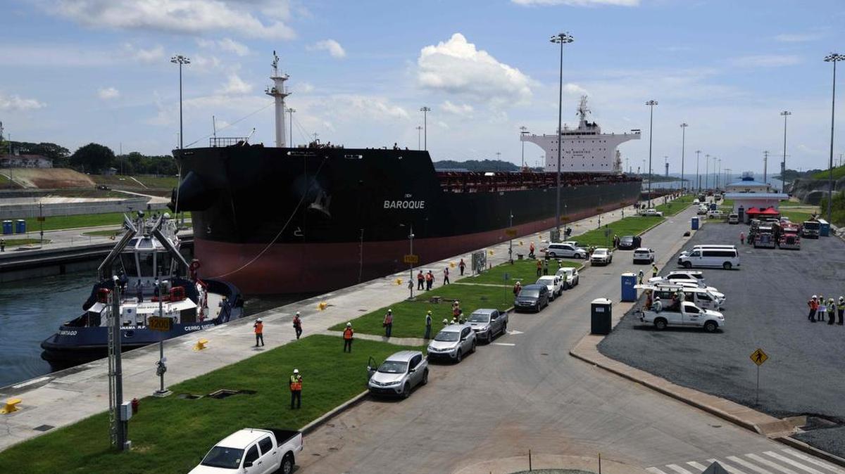 Vista general del barco de carga Baroque que cruzo el jueves las tres cámaras de las esclusas de Agua Clara, ubicadas en la ciudad caribeña de Colón, 80 kilómetros al norte de la capital panameña.